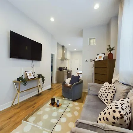 Chic 2Br Top-Floor Gem