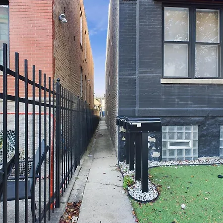 Chic 2Br Top-Floor Gem